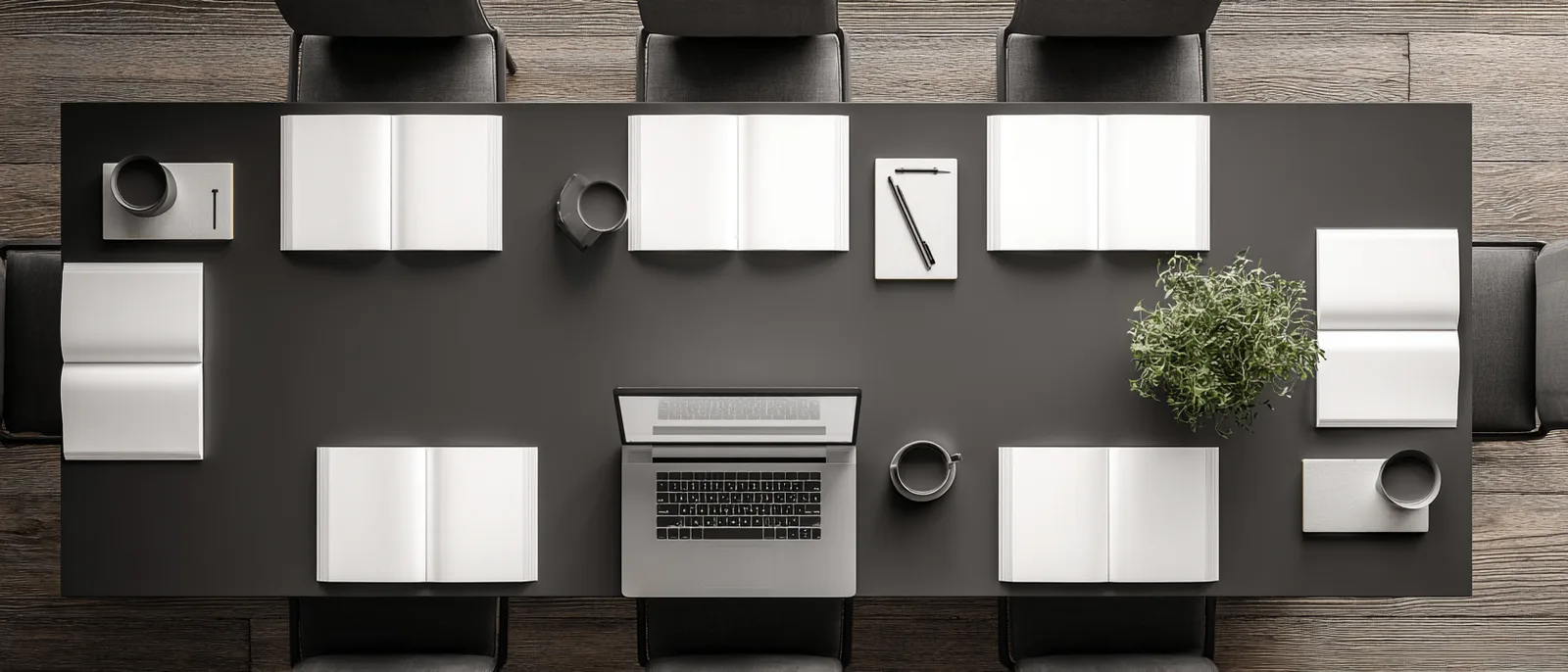 落ち着いた雰囲気の会議テーブルで事業計画を進めるオフィスシーン