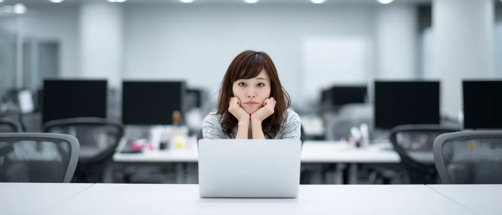 自動化が進む職場で画面を見つめるひとりの会社員