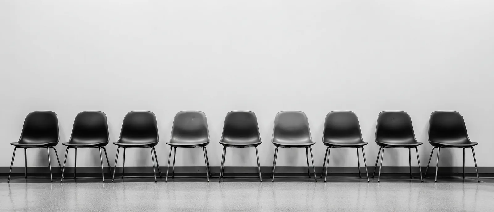 AI導入設計における組織の整合性と個人の判断力を象徴する会議室の椅子